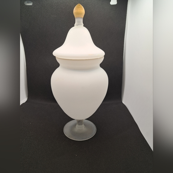 Frosted White Satin Lidded Pedestal. - Picture 5 of 6